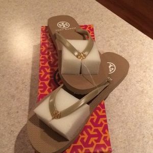 Tory Burch flip flop never worn